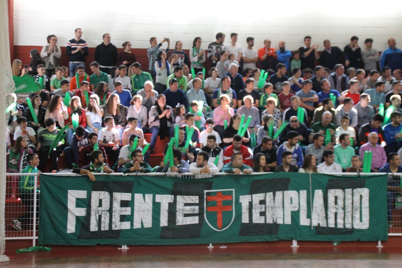 Por segunda temporada consecutiva, el Jerez Futsal ha logrado hacerse con el título de campeón de la Copa de Extremadura tras otra espectacular final, ante el Cáceres Universidad al que ha vencido 6-4, esta vez en su casa, ante su incondicional afición que ha vivido esta 'final four' con intensidad y mucha alegría, finalmente.
