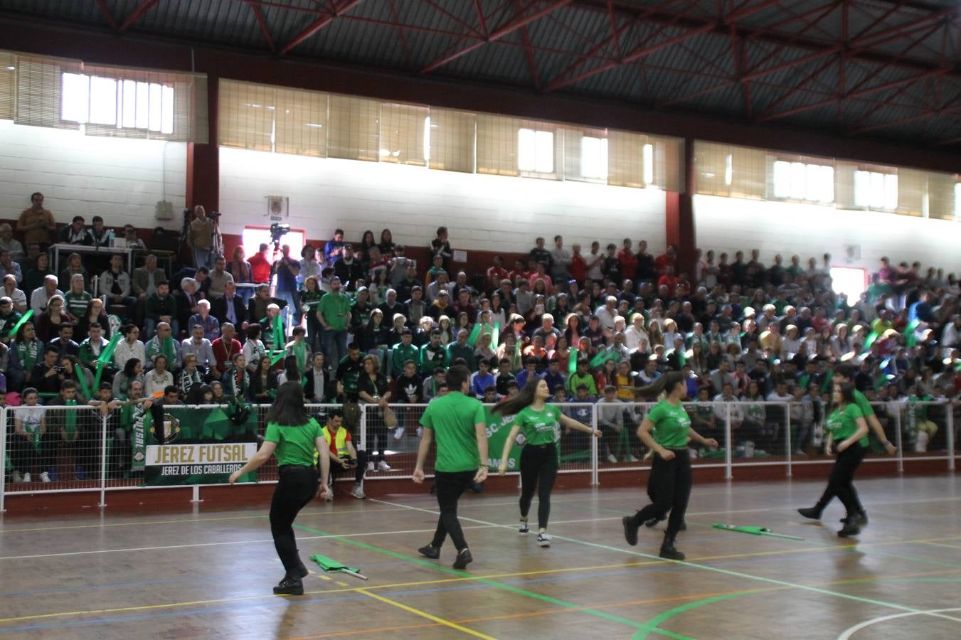 Por segunda temporada consecutiva, el Jerez Futsal ha logrado hacerse con el título de campeón de la Copa de Extremadura tras otra espectacular final, ante el Cáceres Universidad al que ha vencido 6-4, esta vez en su casa, ante su incondicional afición que ha vivido esta 'final four' con intensidad y mucha alegría, finalmente.