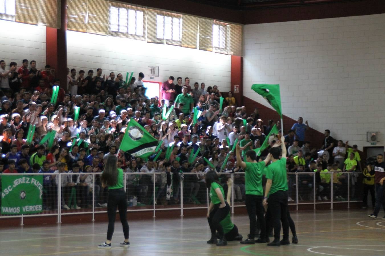 Por segunda temporada consecutiva, el Jerez Futsal ha logrado hacerse con el título de campeón de la Copa de Extremadura tras otra espectacular final, ante el Cáceres Universidad al que ha vencido 6-4, esta vez en su casa, ante su incondicional afición que ha vivido esta 'final four' con intensidad y mucha alegría, finalmente.