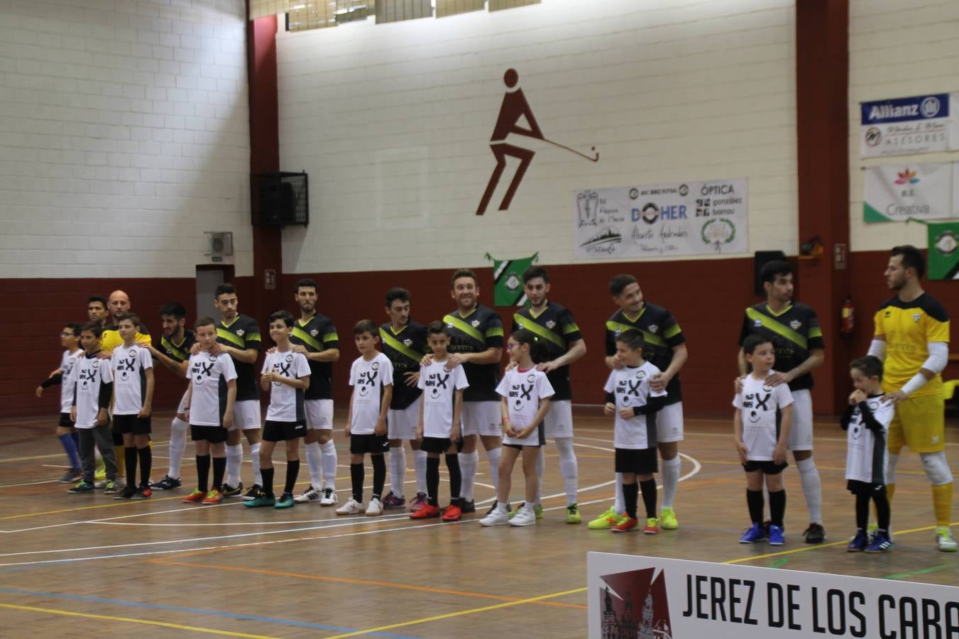 Por segunda temporada consecutiva, el Jerez Futsal ha logrado hacerse con el título de campeón de la Copa de Extremadura tras otra espectacular final, ante el Cáceres Universidad al que ha vencido 6-4, esta vez en su casa, ante su incondicional afición que ha vivido esta 'final four' con intensidad y mucha alegría, finalmente.