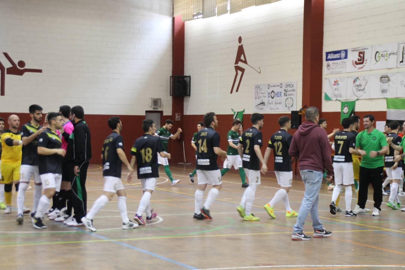 Por segunda temporada consecutiva, el Jerez Futsal ha logrado hacerse con el título de campeón de la Copa de Extremadura tras otra espectacular final, ante el Cáceres Universidad al que ha vencido 6-4, esta vez en su casa, ante su incondicional afición que ha vivido esta 'final four' con intensidad y mucha alegría, finalmente.