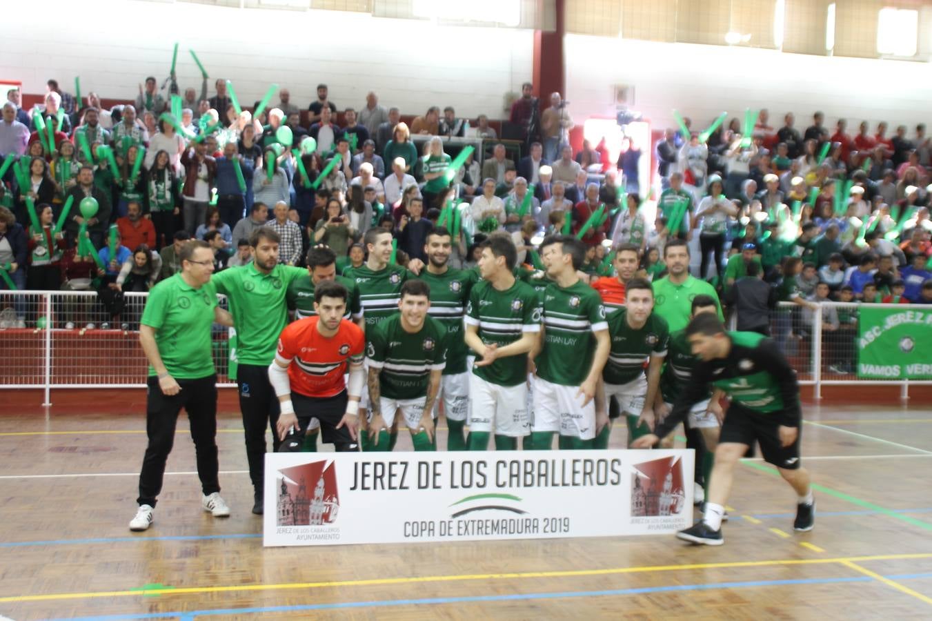 Por segunda temporada consecutiva, el Jerez Futsal ha logrado hacerse con el título de campeón de la Copa de Extremadura tras otra espectacular final, ante el Cáceres Universidad al que ha vencido 6-4, esta vez en su casa, ante su incondicional afición que ha vivido esta 'final four' con intensidad y mucha alegría, finalmente.