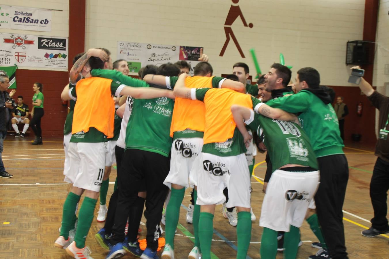 Por segunda temporada consecutiva, el Jerez Futsal ha logrado hacerse con el título de campeón de la Copa de Extremadura tras otra espectacular final, ante el Cáceres Universidad al que ha vencido 6-4, esta vez en su casa, ante su incondicional afición que ha vivido esta 'final four' con intensidad y mucha alegría, finalmente.