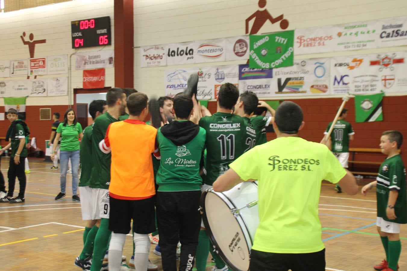 Por segunda temporada consecutiva, el Jerez Futsal ha logrado hacerse con el título de campeón de la Copa de Extremadura tras otra espectacular final, ante el Cáceres Universidad al que ha vencido 6-4, esta vez en su casa, ante su incondicional afición que ha vivido esta 'final four' con intensidad y mucha alegría, finalmente.
