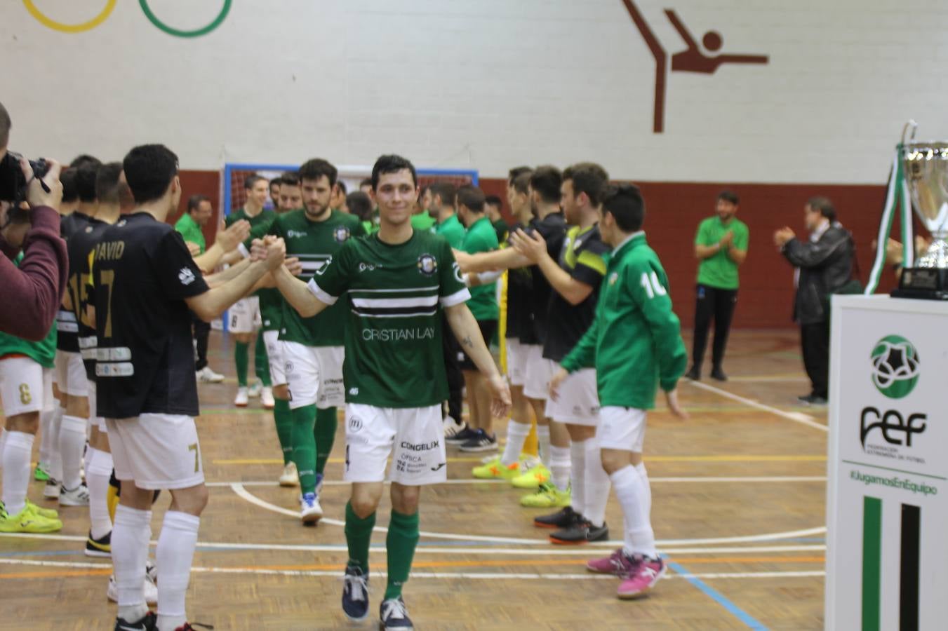 Por segunda temporada consecutiva, el Jerez Futsal ha logrado hacerse con el título de campeón de la Copa de Extremadura tras otra espectacular final, ante el Cáceres Universidad al que ha vencido 6-4, esta vez en su casa, ante su incondicional afición que ha vivido esta 'final four' con intensidad y mucha alegría, finalmente.