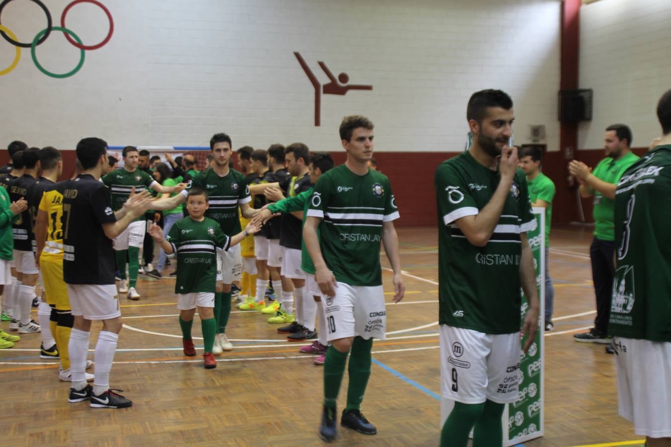 Por segunda temporada consecutiva, el Jerez Futsal ha logrado hacerse con el título de campeón de la Copa de Extremadura tras otra espectacular final, ante el Cáceres Universidad al que ha vencido 6-4, esta vez en su casa, ante su incondicional afición que ha vivido esta 'final four' con intensidad y mucha alegría, finalmente.
