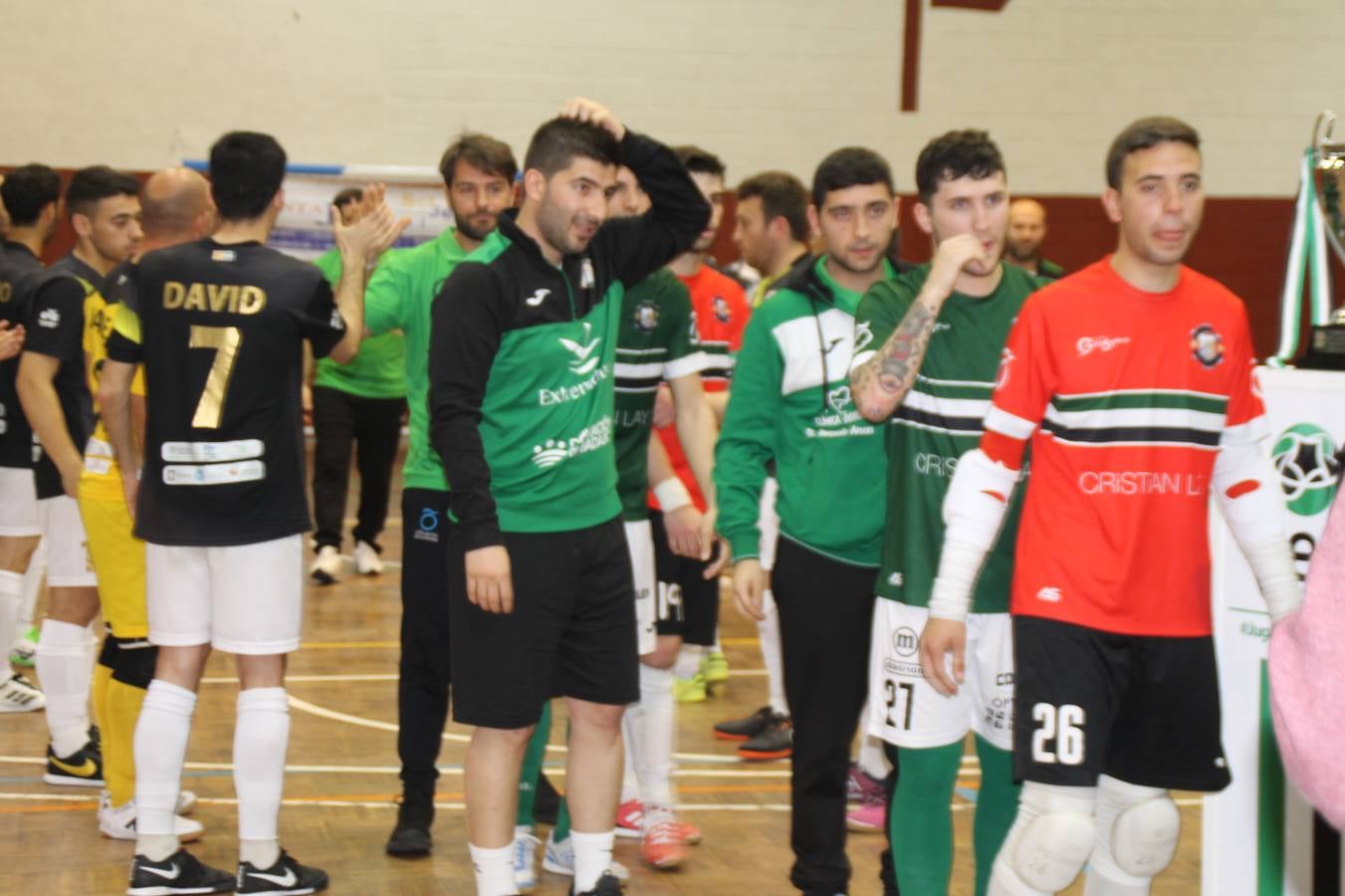 Por segunda temporada consecutiva, el Jerez Futsal ha logrado hacerse con el título de campeón de la Copa de Extremadura tras otra espectacular final, ante el Cáceres Universidad al que ha vencido 6-4, esta vez en su casa, ante su incondicional afición que ha vivido esta 'final four' con intensidad y mucha alegría, finalmente.