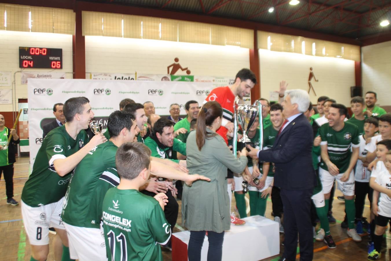 Por segunda temporada consecutiva, el Jerez Futsal ha logrado hacerse con el título de campeón de la Copa de Extremadura tras otra espectacular final, ante el Cáceres Universidad al que ha vencido 6-4, esta vez en su casa, ante su incondicional afición que ha vivido esta 'final four' con intensidad y mucha alegría, finalmente.