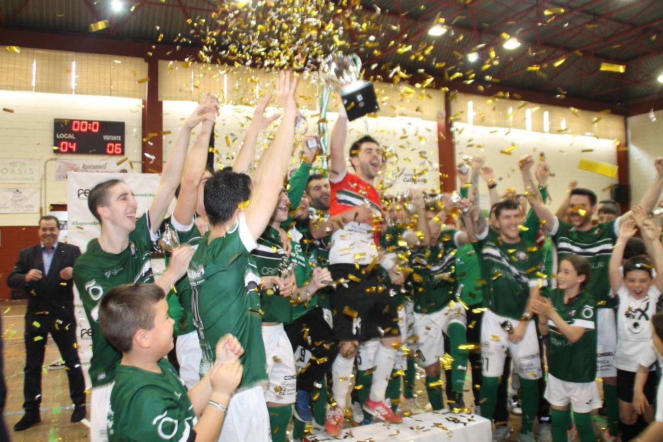 Por segunda temporada consecutiva, el Jerez Futsal ha logrado hacerse con el título de campeón de la Copa de Extremadura tras otra espectacular final, ante el Cáceres Universidad al que ha vencido 6-4, esta vez en su casa, ante su incondicional afición que ha vivido esta 'final four' con intensidad y mucha alegría, finalmente.
