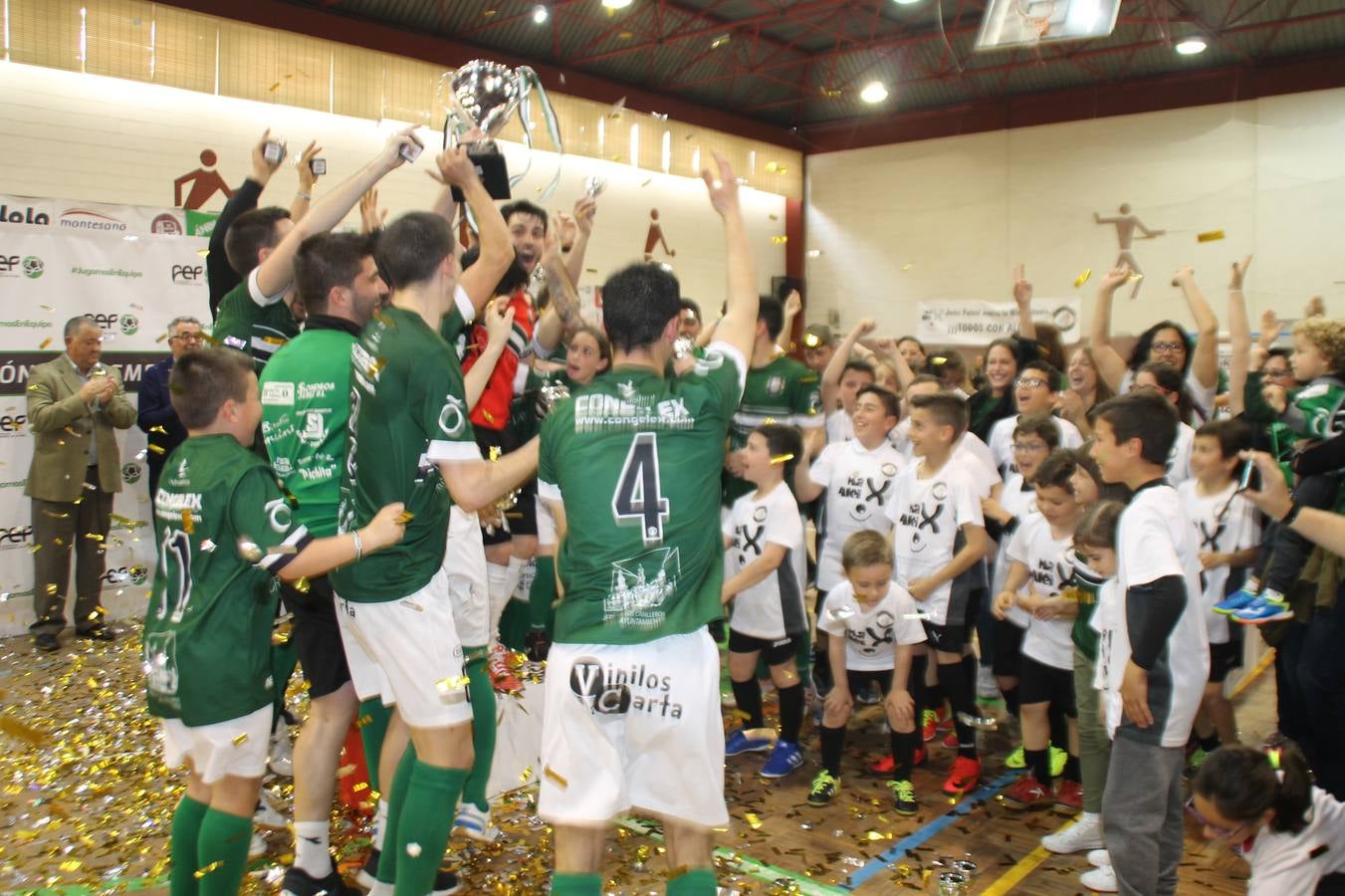 Por segunda temporada consecutiva, el Jerez Futsal ha logrado hacerse con el título de campeón de la Copa de Extremadura tras otra espectacular final, ante el Cáceres Universidad al que ha vencido 6-4, esta vez en su casa, ante su incondicional afición que ha vivido esta 'final four' con intensidad y mucha alegría, finalmente.