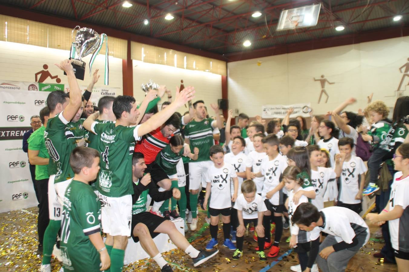Por segunda temporada consecutiva, el Jerez Futsal ha logrado hacerse con el título de campeón de la Copa de Extremadura tras otra espectacular final, ante el Cáceres Universidad al que ha vencido 6-4, esta vez en su casa, ante su incondicional afición que ha vivido esta 'final four' con intensidad y mucha alegría, finalmente.