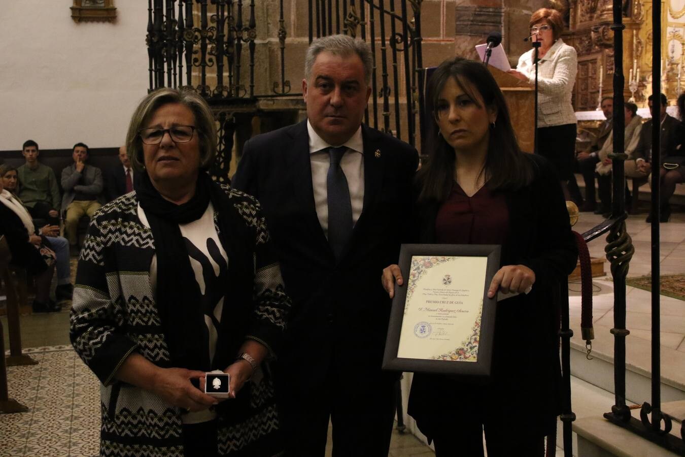 La Iglesia de San Miguel Arcángel se convirtió, un año más, en el escenario de la entrega de los premios 'Cruz de Guía' y 'Caballero Cofrade'. Premios que ensalzan el amor, la entrega, el sentimiento cofrade y el compromiso que distintos jerezanos y jerezanas sienten por la Semana Mayor del municipio. 