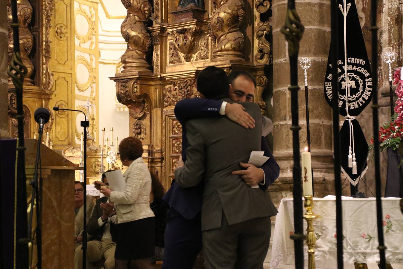 La Iglesia de San Miguel Arcángel se convirtió, un año más, en el escenario de la entrega de los premios 'Cruz de Guía' y 'Caballero Cofrade'. Premios que ensalzan el amor, la entrega, el sentimiento cofrade y el compromiso que distintos jerezanos y jerezanas sienten por la Semana Mayor del municipio. 