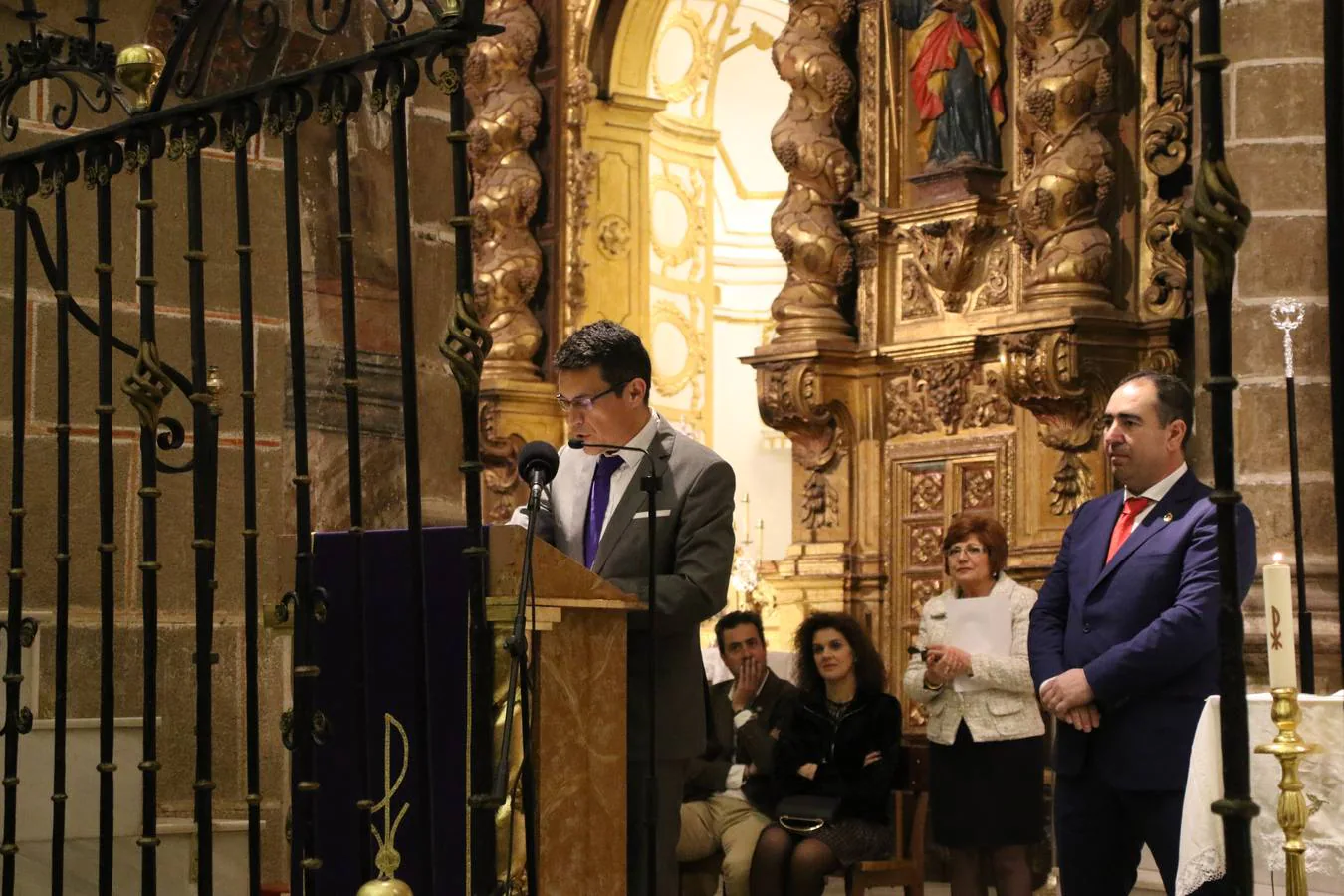 La Iglesia de San Miguel Arcángel se convirtió, un año más, en el escenario de la entrega de los premios 'Cruz de Guía' y 'Caballero Cofrade'. Premios que ensalzan el amor, la entrega, el sentimiento cofrade y el compromiso que distintos jerezanos y jerezanas sienten por la Semana Mayor del municipio. 