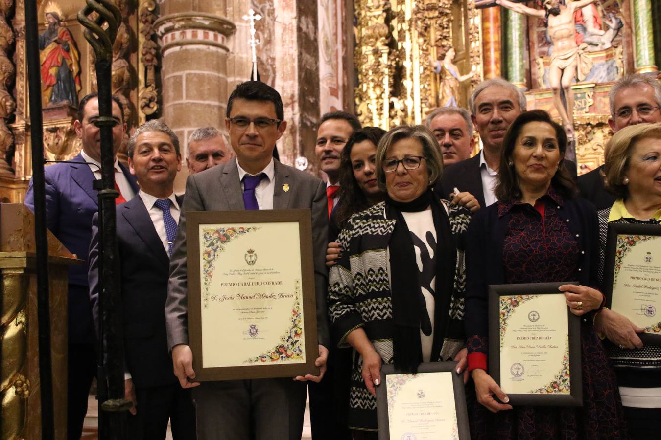 La Iglesia de San Miguel Arcángel se convirtió, un año más, en el escenario de la entrega de los premios 'Cruz de Guía' y 'Caballero Cofrade'. Premios que ensalzan el amor, la entrega, el sentimiento cofrade y el compromiso que distintos jerezanos y jerezanas sienten por la Semana Mayor del municipio. 