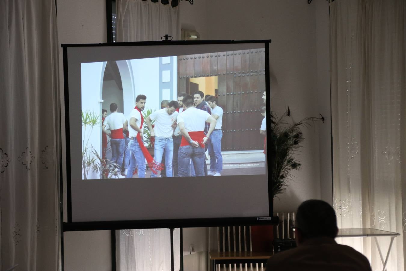 Representantes de las hermandades y cofradías de la Semana Santa de Jerez de los Caballeros y la reciente Asociación de Hermanas y Hermanos Costaleros de Jerez de los Caballeros han visitado, esta tarde, la Residencia de Mayores 'Hernando de Soto' con el objetivo de acercar, a los más mayores, la Semana Santa del municipio.