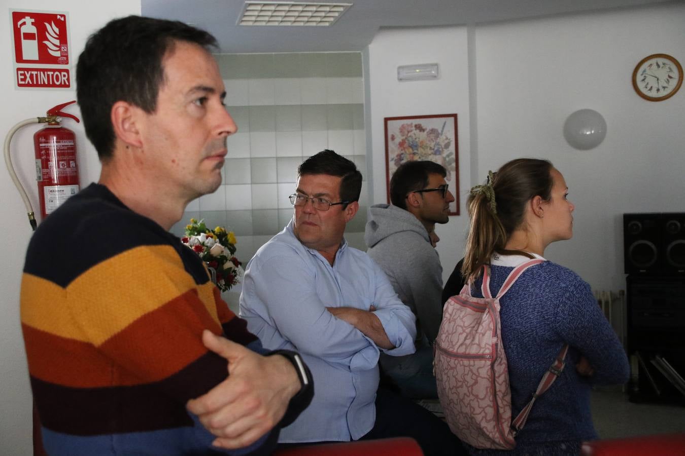 Representantes de las hermandades y cofradías de la Semana Santa de Jerez de los Caballeros y la reciente Asociación de Hermanas y Hermanos Costaleros de Jerez de los Caballeros han visitado, esta tarde, la Residencia de Mayores 'Hernando de Soto' con el objetivo de acercar, a los más mayores, la Semana Santa del municipio.