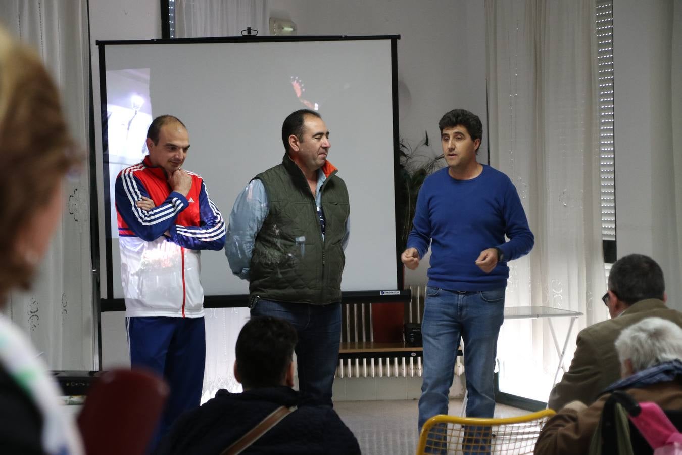Representantes de las hermandades y cofradías de la Semana Santa de Jerez de los Caballeros y la reciente Asociación de Hermanas y Hermanos Costaleros de Jerez de los Caballeros han visitado, esta tarde, la Residencia de Mayores 'Hernando de Soto' con el objetivo de acercar, a los más mayores, la Semana Santa del municipio.
