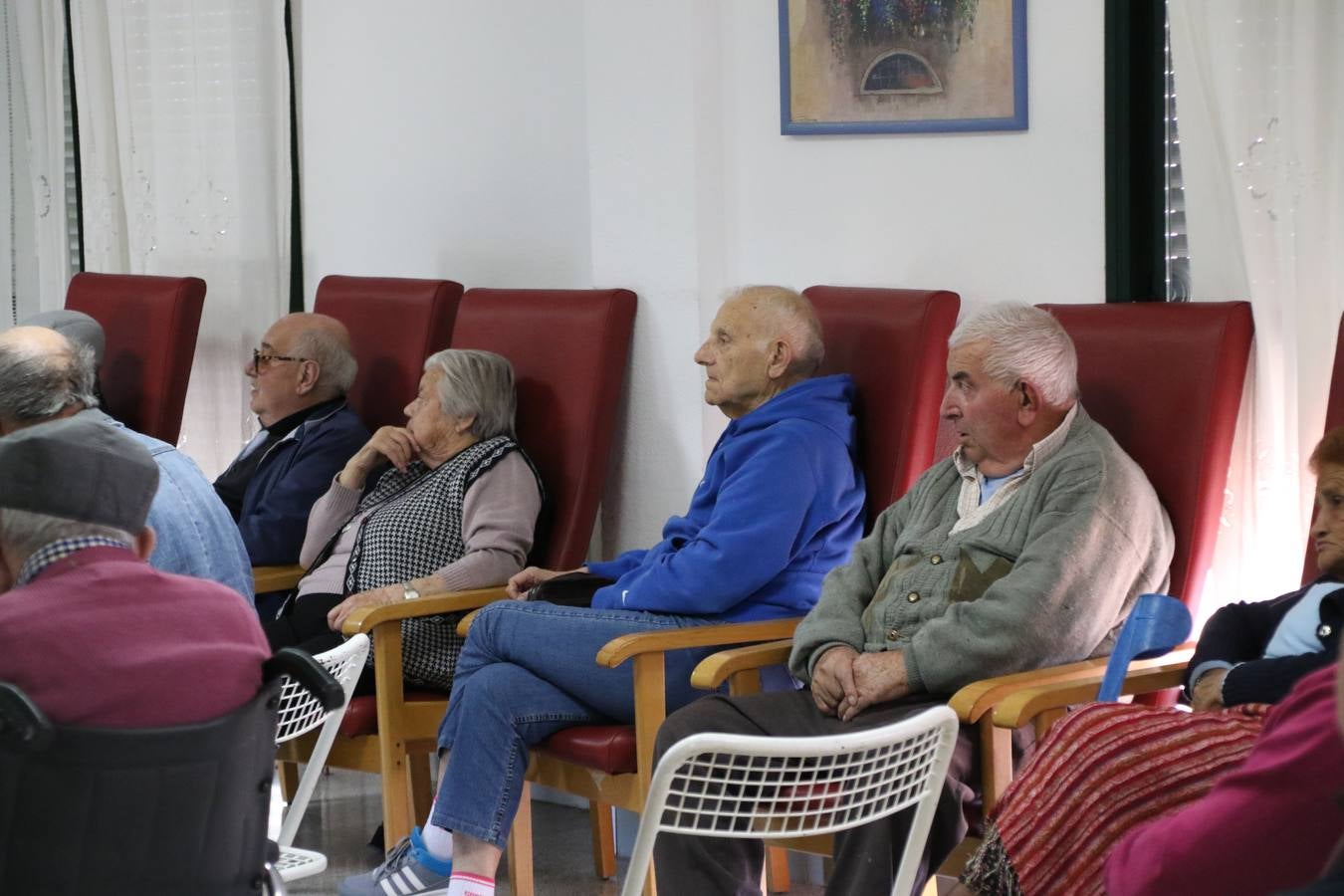 Representantes de las hermandades y cofradías de la Semana Santa de Jerez de los Caballeros y la reciente Asociación de Hermanas y Hermanos Costaleros de Jerez de los Caballeros han visitado, esta tarde, la Residencia de Mayores 'Hernando de Soto' con el objetivo de acercar, a los más mayores, la Semana Santa del municipio.