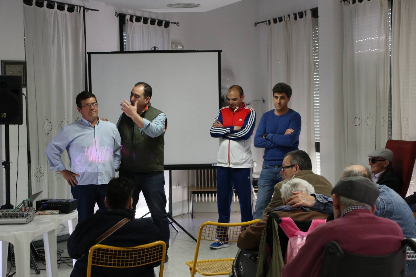 Representantes de las hermandades y cofradías de la Semana Santa de Jerez de los Caballeros y la reciente Asociación de Hermanas y Hermanos Costaleros de Jerez de los Caballeros han visitado, esta tarde, la Residencia de Mayores 'Hernando de Soto' con el objetivo de acercar, a los más mayores, la Semana Santa del municipio.