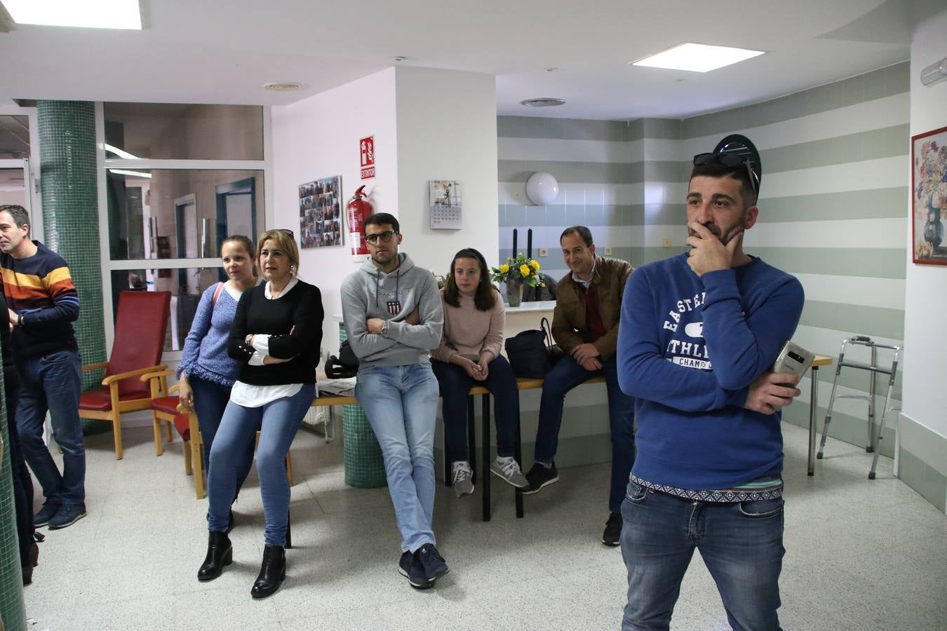 Representantes de las hermandades y cofradías de la Semana Santa de Jerez de los Caballeros y la reciente Asociación de Hermanas y Hermanos Costaleros de Jerez de los Caballeros han visitado, esta tarde, la Residencia de Mayores 'Hernando de Soto' con el objetivo de acercar, a los más mayores, la Semana Santa del municipio.