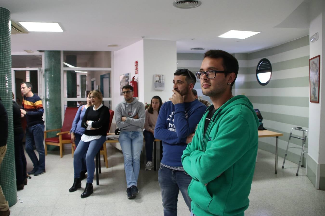Representantes de las hermandades y cofradías de la Semana Santa de Jerez de los Caballeros y la reciente Asociación de Hermanas y Hermanos Costaleros de Jerez de los Caballeros han visitado, esta tarde, la Residencia de Mayores 'Hernando de Soto' con el objetivo de acercar, a los más mayores, la Semana Santa del municipio.