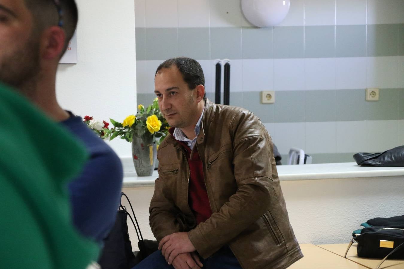 Representantes de las hermandades y cofradías de la Semana Santa de Jerez de los Caballeros y la reciente Asociación de Hermanas y Hermanos Costaleros de Jerez de los Caballeros han visitado, esta tarde, la Residencia de Mayores 'Hernando de Soto' con el objetivo de acercar, a los más mayores, la Semana Santa del municipio.