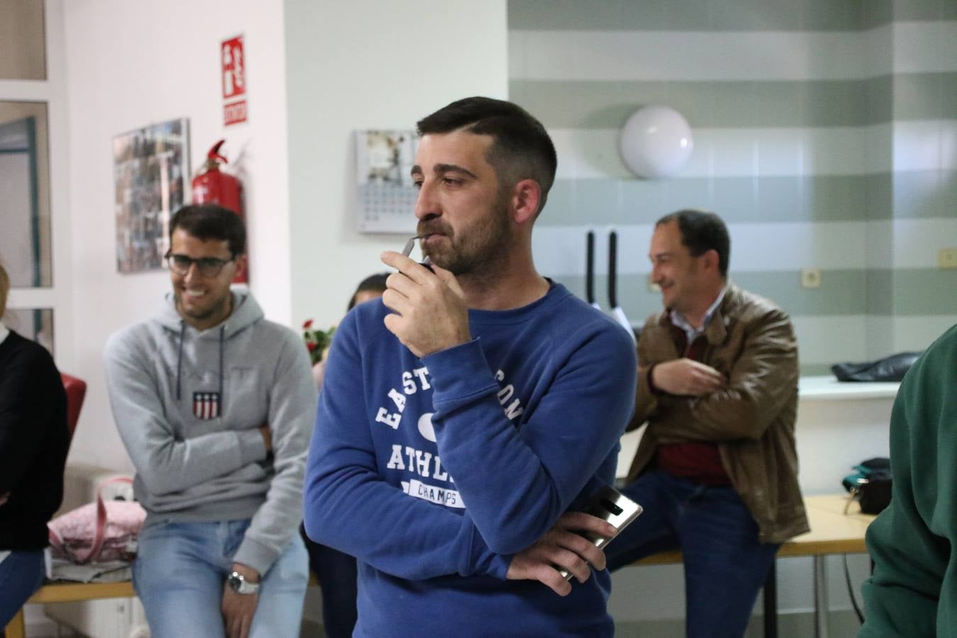Representantes de las hermandades y cofradías de la Semana Santa de Jerez de los Caballeros y la reciente Asociación de Hermanas y Hermanos Costaleros de Jerez de los Caballeros han visitado, esta tarde, la Residencia de Mayores 'Hernando de Soto' con el objetivo de acercar, a los más mayores, la Semana Santa del municipio.