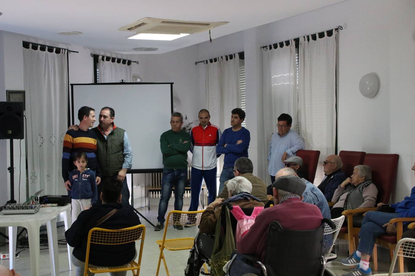 Representantes de las hermandades y cofradías de la Semana Santa de Jerez de los Caballeros y la reciente Asociación de Hermanas y Hermanos Costaleros de Jerez de los Caballeros han visitado, esta tarde, la Residencia de Mayores 'Hernando de Soto' con el objetivo de acercar, a los más mayores, la Semana Santa del municipio.