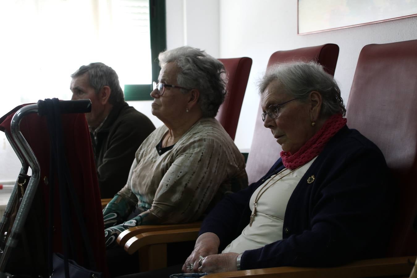 Representantes de las hermandades y cofradías de la Semana Santa de Jerez de los Caballeros y la reciente Asociación de Hermanas y Hermanos Costaleros de Jerez de los Caballeros han visitado, esta tarde, la Residencia de Mayores 'Hernando de Soto' con el objetivo de acercar, a los más mayores, la Semana Santa del municipio.