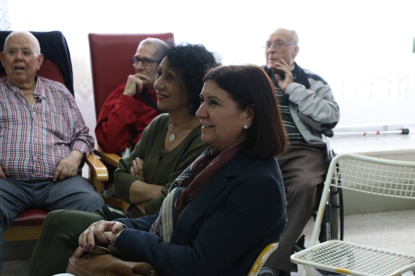 Representantes de las hermandades y cofradías de la Semana Santa de Jerez de los Caballeros y la reciente Asociación de Hermanas y Hermanos Costaleros de Jerez de los Caballeros han visitado, esta tarde, la Residencia de Mayores 'Hernando de Soto' con el objetivo de acercar, a los más mayores, la Semana Santa del municipio.