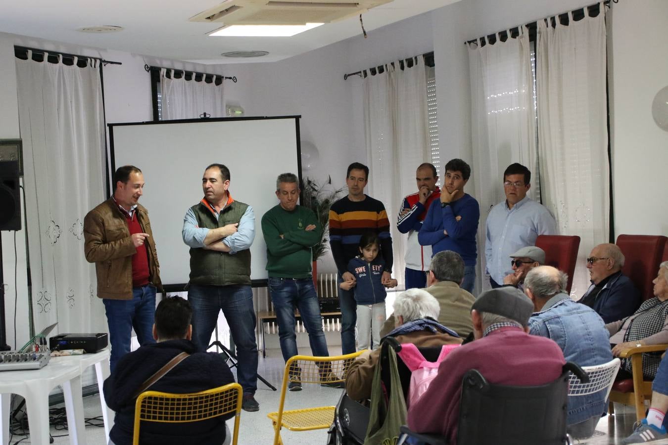 Representantes de las hermandades y cofradías de la Semana Santa de Jerez de los Caballeros y la reciente Asociación de Hermanas y Hermanos Costaleros de Jerez de los Caballeros han visitado, esta tarde, la Residencia de Mayores 'Hernando de Soto' con el objetivo de acercar, a los más mayores, la Semana Santa del municipio.