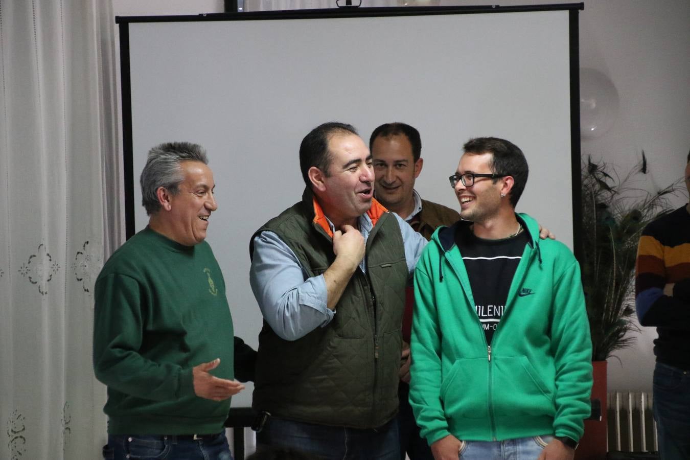Representantes de las hermandades y cofradías de la Semana Santa de Jerez de los Caballeros y la reciente Asociación de Hermanas y Hermanos Costaleros de Jerez de los Caballeros han visitado, esta tarde, la Residencia de Mayores 'Hernando de Soto' con el objetivo de acercar, a los más mayores, la Semana Santa del municipio.