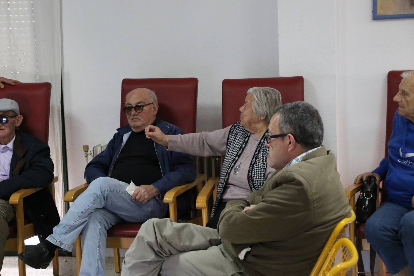 Representantes de las hermandades y cofradías de la Semana Santa de Jerez de los Caballeros y la reciente Asociación de Hermanas y Hermanos Costaleros de Jerez de los Caballeros han visitado, esta tarde, la Residencia de Mayores 'Hernando de Soto' con el objetivo de acercar, a los más mayores, la Semana Santa del municipio.