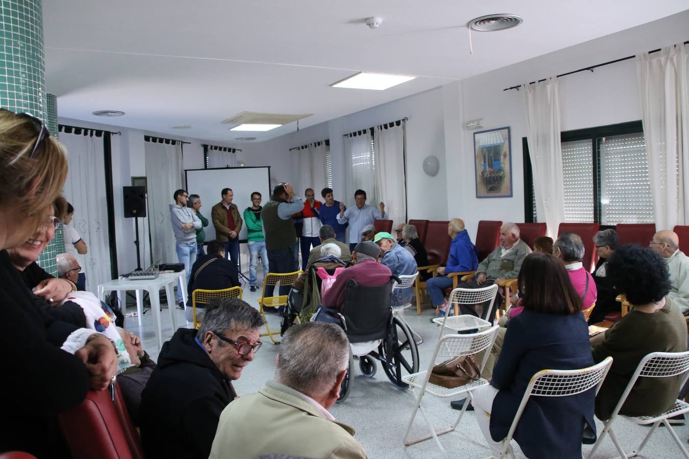 Representantes de las hermandades y cofradías de la Semana Santa de Jerez de los Caballeros y la reciente Asociación de Hermanas y Hermanos Costaleros de Jerez de los Caballeros han visitado, esta tarde, la Residencia de Mayores 'Hernando de Soto' con el objetivo de acercar, a los más mayores, la Semana Santa del municipio.