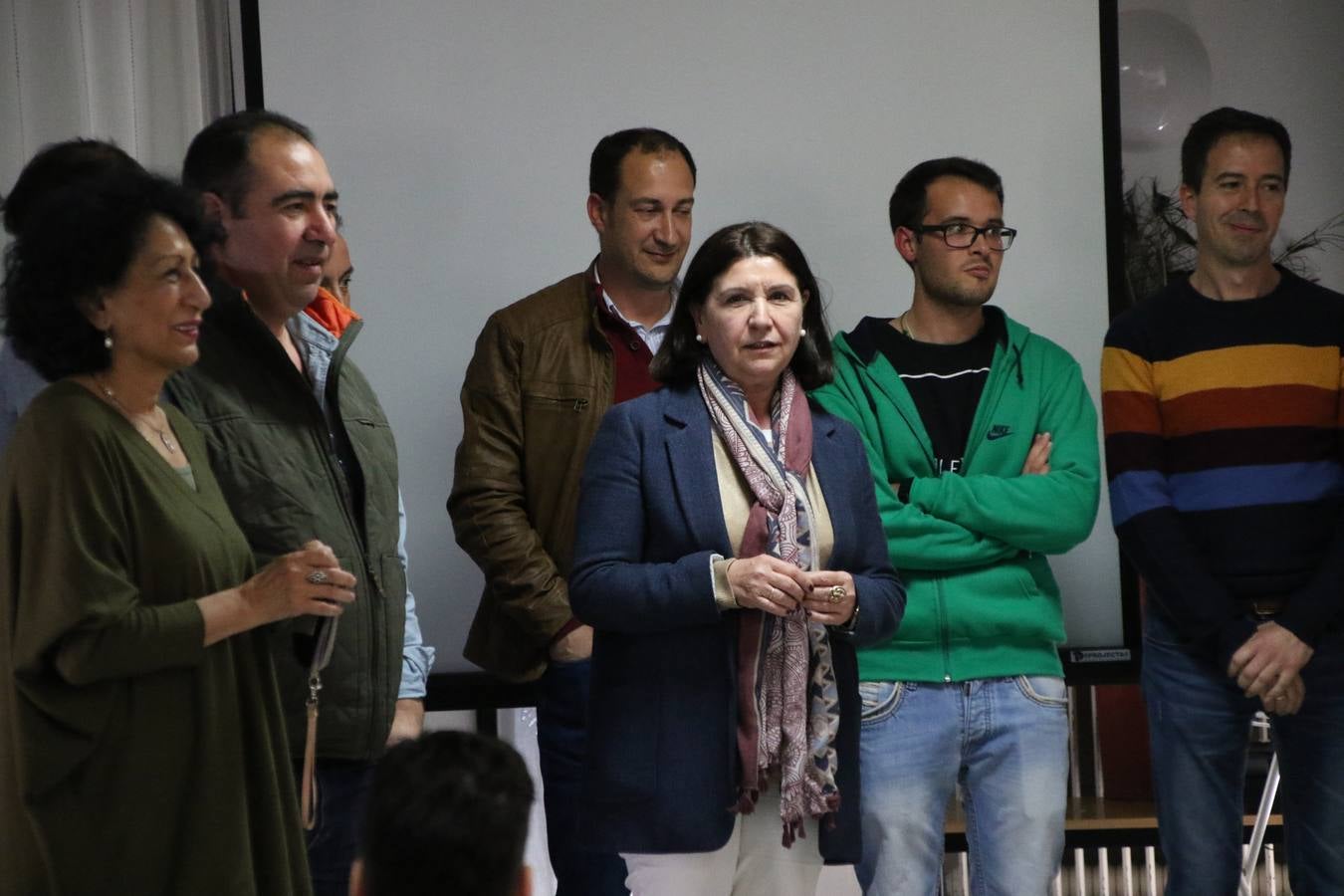Representantes de las hermandades y cofradías de la Semana Santa de Jerez de los Caballeros y la reciente Asociación de Hermanas y Hermanos Costaleros de Jerez de los Caballeros han visitado, esta tarde, la Residencia de Mayores 'Hernando de Soto' con el objetivo de acercar, a los más mayores, la Semana Santa del municipio.