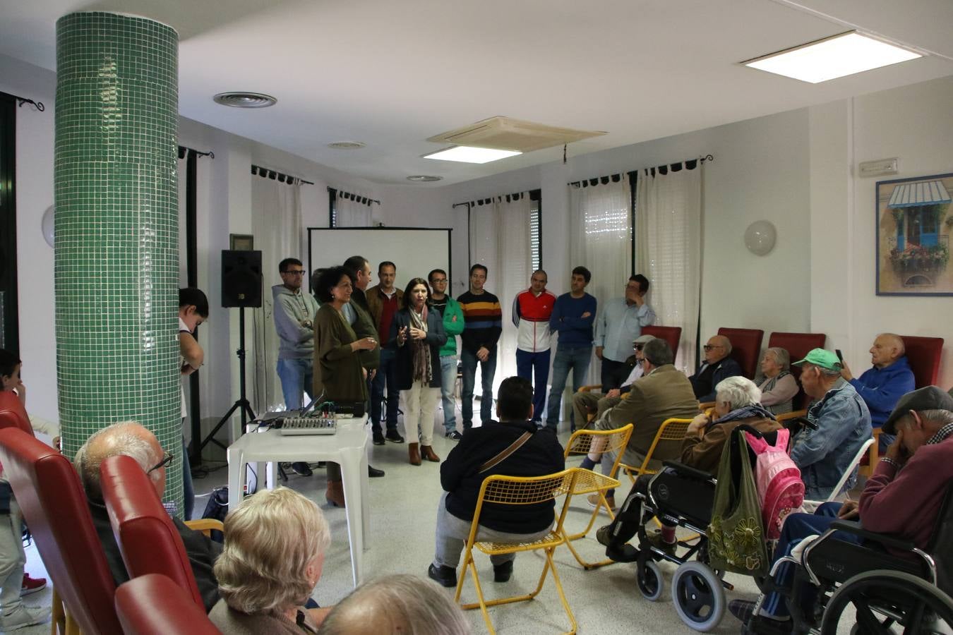 Representantes de las hermandades y cofradías de la Semana Santa de Jerez de los Caballeros y la reciente Asociación de Hermanas y Hermanos Costaleros de Jerez de los Caballeros han visitado, esta tarde, la Residencia de Mayores 'Hernando de Soto' con el objetivo de acercar, a los más mayores, la Semana Santa del municipio.