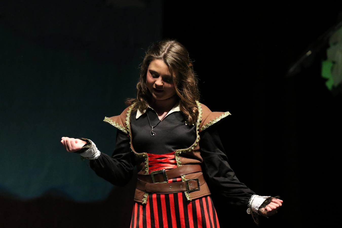 Los alumnos y alumnas de sexto de primaria del C. E. I. P. 'El Rodeo' representaron, ayer, la obra teatral benéfica 'Náufragos, el paraíso perdido', obra de Juan Miguel López Vázquez. La entrada tuvo un precio simbólico de 2 euros que irá destinado a Cruz Roja y 'Andade'. Este sábado, 6 de abril, volverán a representar la citada obra en el Cine-Teatro Balboa, a las 19:30 horas.