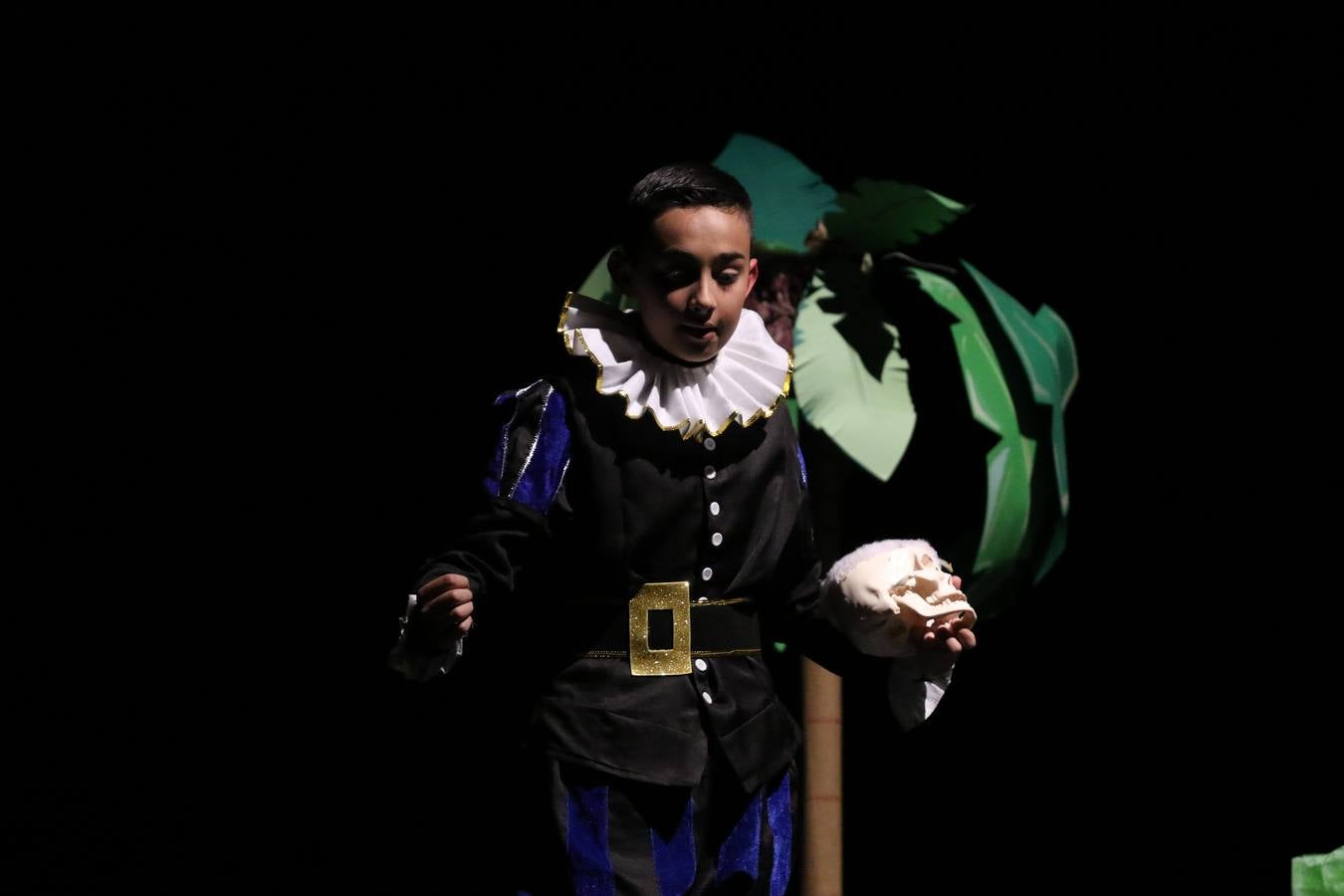 Los alumnos y alumnas de sexto de primaria del C. E. I. P. 'El Rodeo' representaron, ayer, la obra teatral benéfica 'Náufragos, el paraíso perdido', obra de Juan Miguel López Vázquez. La entrada tuvo un precio simbólico de 2 euros que irá destinado a Cruz Roja y 'Andade'. Este sábado, 6 de abril, volverán a representar la citada obra en el Cine-Teatro Balboa, a las 19:30 horas.