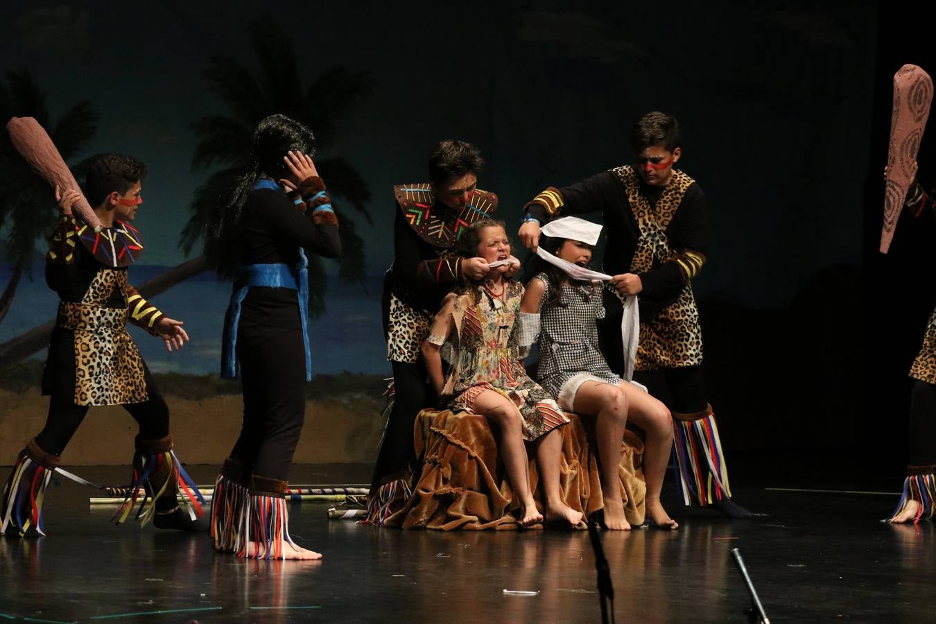 Los alumnos y alumnas de sexto de primaria del C. E. I. P. 'El Rodeo' representaron, ayer, la obra teatral benéfica 'Náufragos, el paraíso perdido', obra de Juan Miguel López Vázquez. La entrada tuvo un precio simbólico de 2 euros que irá destinado a Cruz Roja y 'Andade'. Este sábado, 6 de abril, volverán a representar la citada obra en el Cine-Teatro Balboa, a las 19:30 horas.