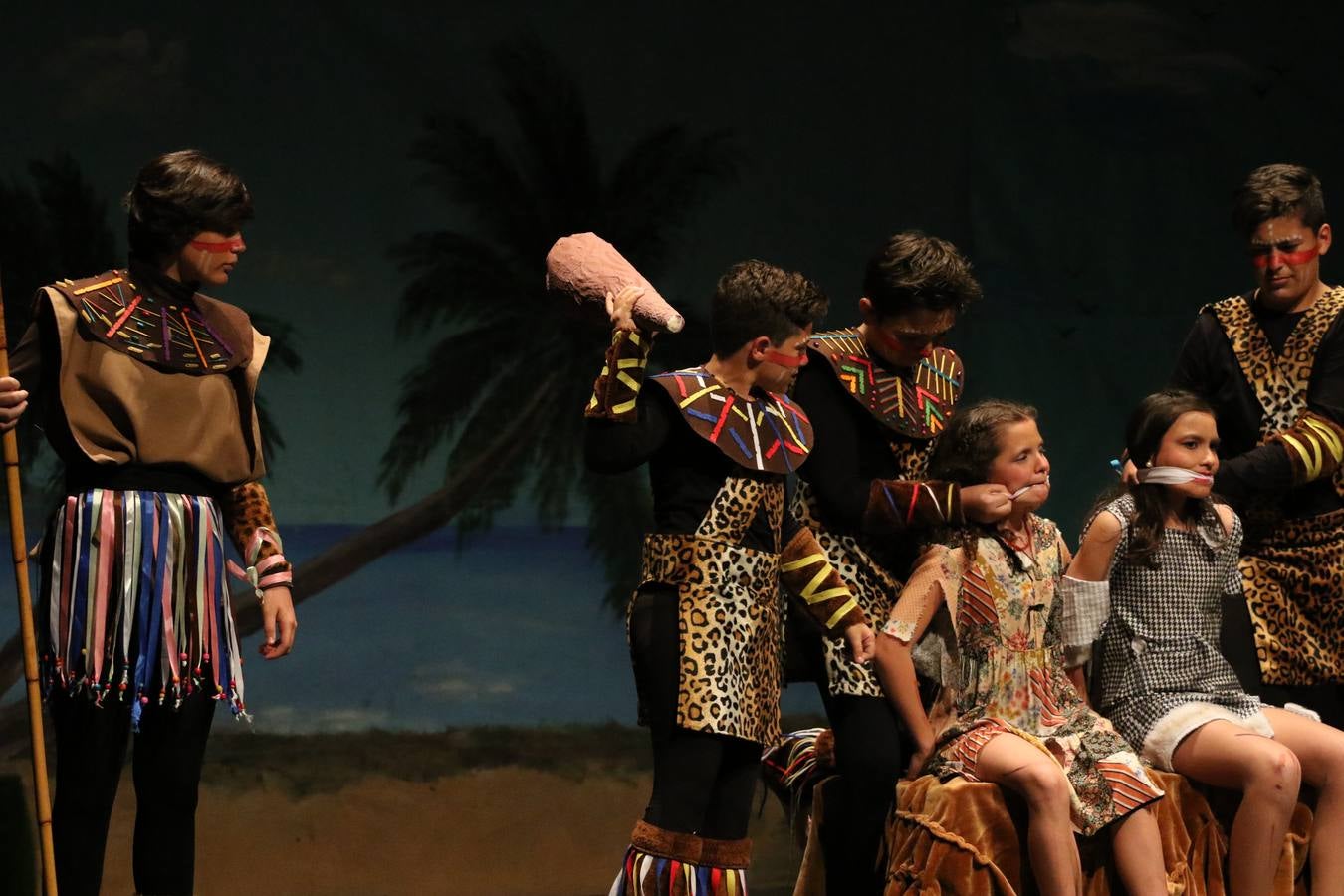 Los alumnos y alumnas de sexto de primaria del C. E. I. P. 'El Rodeo' representaron, ayer, la obra teatral benéfica 'Náufragos, el paraíso perdido', obra de Juan Miguel López Vázquez. La entrada tuvo un precio simbólico de 2 euros que irá destinado a Cruz Roja y 'Andade'. Este sábado, 6 de abril, volverán a representar la citada obra en el Cine-Teatro Balboa, a las 19:30 horas.