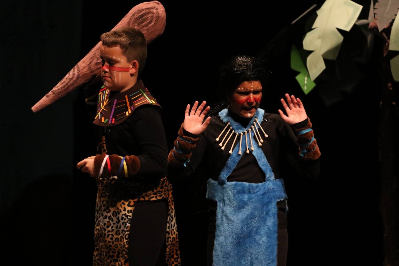 Los alumnos y alumnas de sexto de primaria del C. E. I. P. 'El Rodeo' representaron, ayer, la obra teatral benéfica 'Náufragos, el paraíso perdido', obra de Juan Miguel López Vázquez. La entrada tuvo un precio simbólico de 2 euros que irá destinado a Cruz Roja y 'Andade'. Este sábado, 6 de abril, volverán a representar la citada obra en el Cine-Teatro Balboa, a las 19:30 horas.