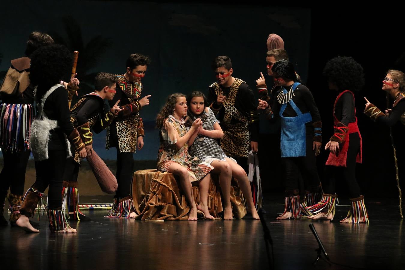 Los alumnos y alumnas de sexto de primaria del C. E. I. P. 'El Rodeo' representaron, ayer, la obra teatral benéfica 'Náufragos, el paraíso perdido', obra de Juan Miguel López Vázquez. La entrada tuvo un precio simbólico de 2 euros que irá destinado a Cruz Roja y 'Andade'. Este sábado, 6 de abril, volverán a representar la citada obra en el Cine-Teatro Balboa, a las 19:30 horas.