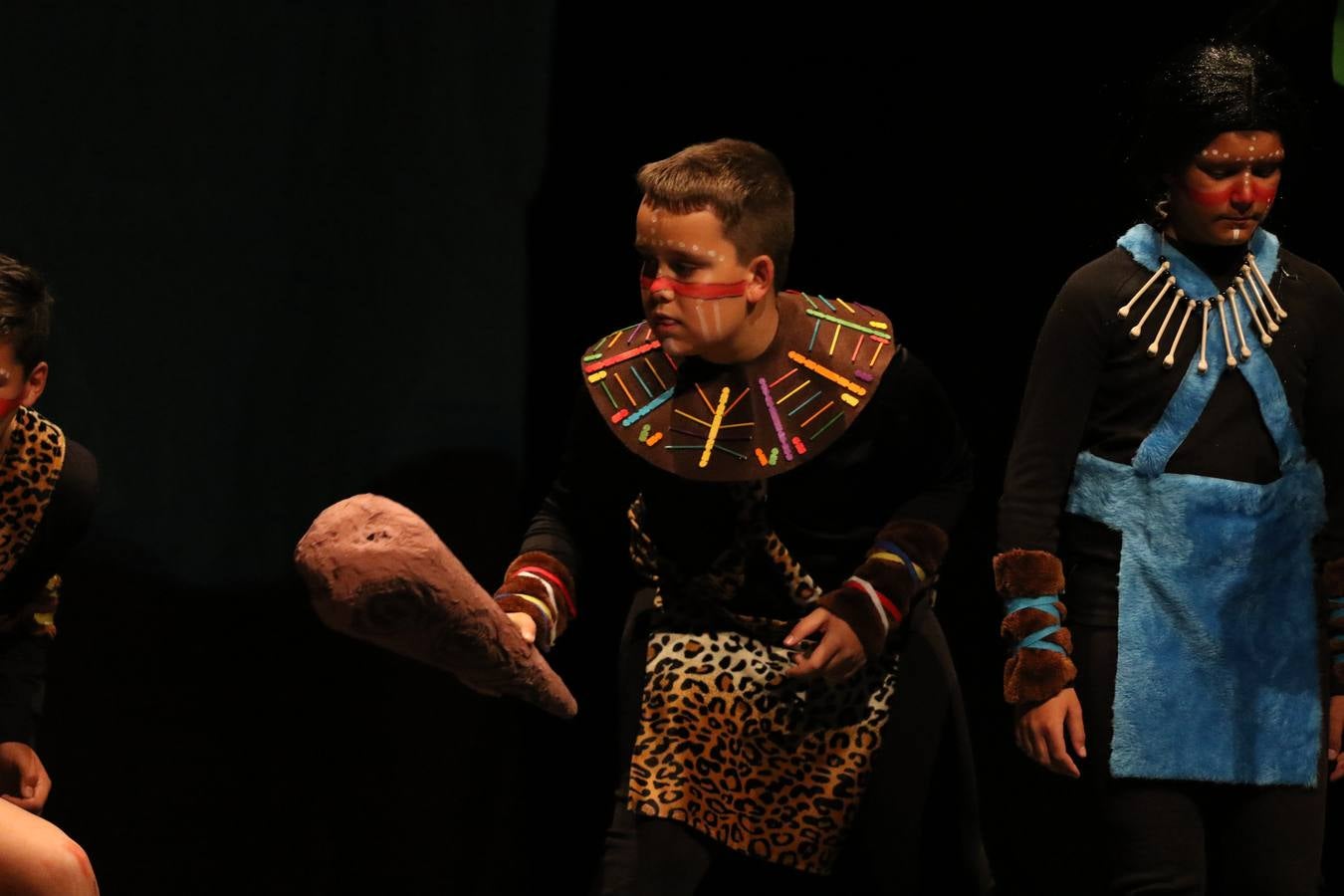 Los alumnos y alumnas de sexto de primaria del C. E. I. P. 'El Rodeo' representaron, ayer, la obra teatral benéfica 'Náufragos, el paraíso perdido', obra de Juan Miguel López Vázquez. La entrada tuvo un precio simbólico de 2 euros que irá destinado a Cruz Roja y 'Andade'. Este sábado, 6 de abril, volverán a representar la citada obra en el Cine-Teatro Balboa, a las 19:30 horas.