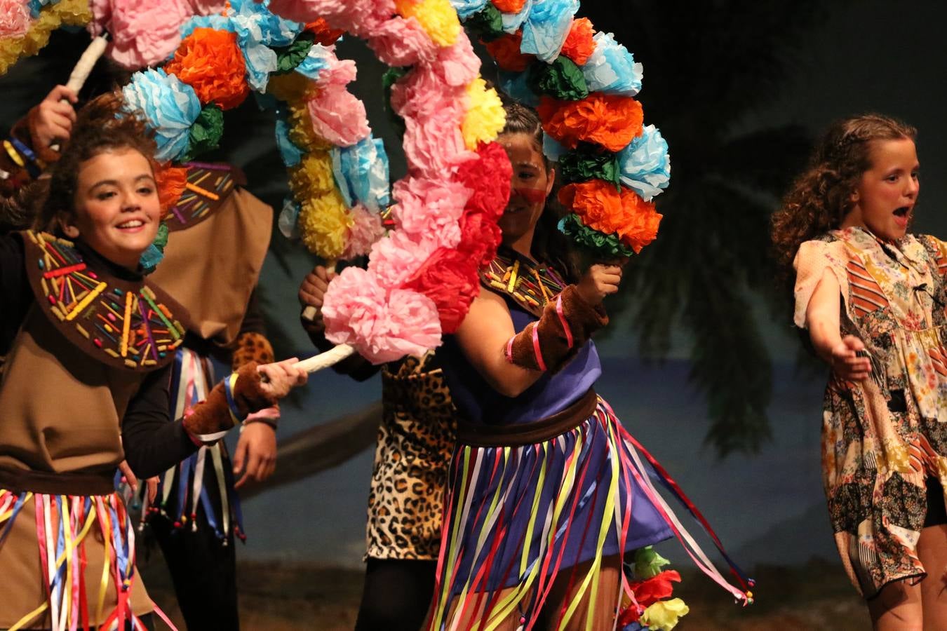 Los alumnos y alumnas de sexto de primaria del C. E. I. P. 'El Rodeo' representaron, ayer, la obra teatral benéfica 'Náufragos, el paraíso perdido', obra de Juan Miguel López Vázquez. La entrada tuvo un precio simbólico de 2 euros que irá destinado a Cruz Roja y 'Andade'. Este sábado, 6 de abril, volverán a representar la citada obra en el Cine-Teatro Balboa, a las 19:30 horas.