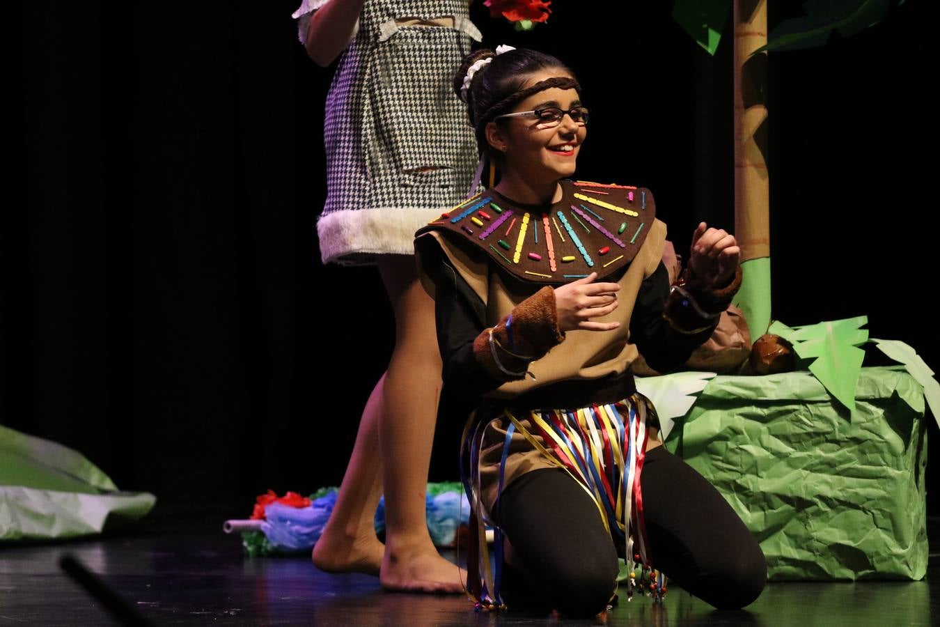 Los alumnos y alumnas de sexto de primaria del C. E. I. P. 'El Rodeo' representaron, ayer, la obra teatral benéfica 'Náufragos, el paraíso perdido', obra de Juan Miguel López Vázquez. La entrada tuvo un precio simbólico de 2 euros que irá destinado a Cruz Roja y 'Andade'. Este sábado, 6 de abril, volverán a representar la citada obra en el Cine-Teatro Balboa, a las 19:30 horas.