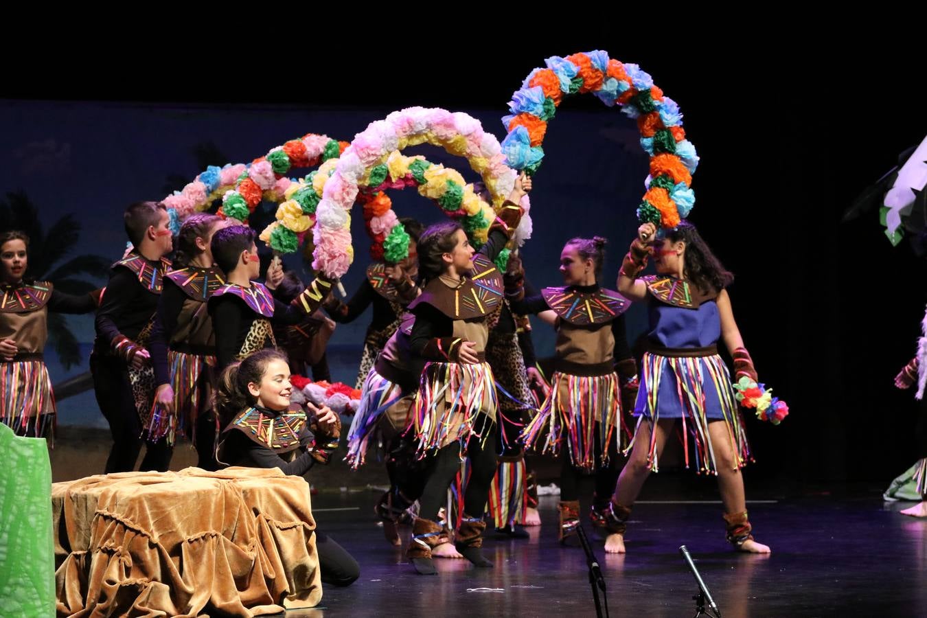 Los alumnos y alumnas de sexto de primaria del C. E. I. P. 'El Rodeo' representaron, ayer, la obra teatral benéfica 'Náufragos, el paraíso perdido', obra de Juan Miguel López Vázquez. La entrada tuvo un precio simbólico de 2 euros que irá destinado a Cruz Roja y 'Andade'. Este sábado, 6 de abril, volverán a representar la citada obra en el Cine-Teatro Balboa, a las 19:30 horas.