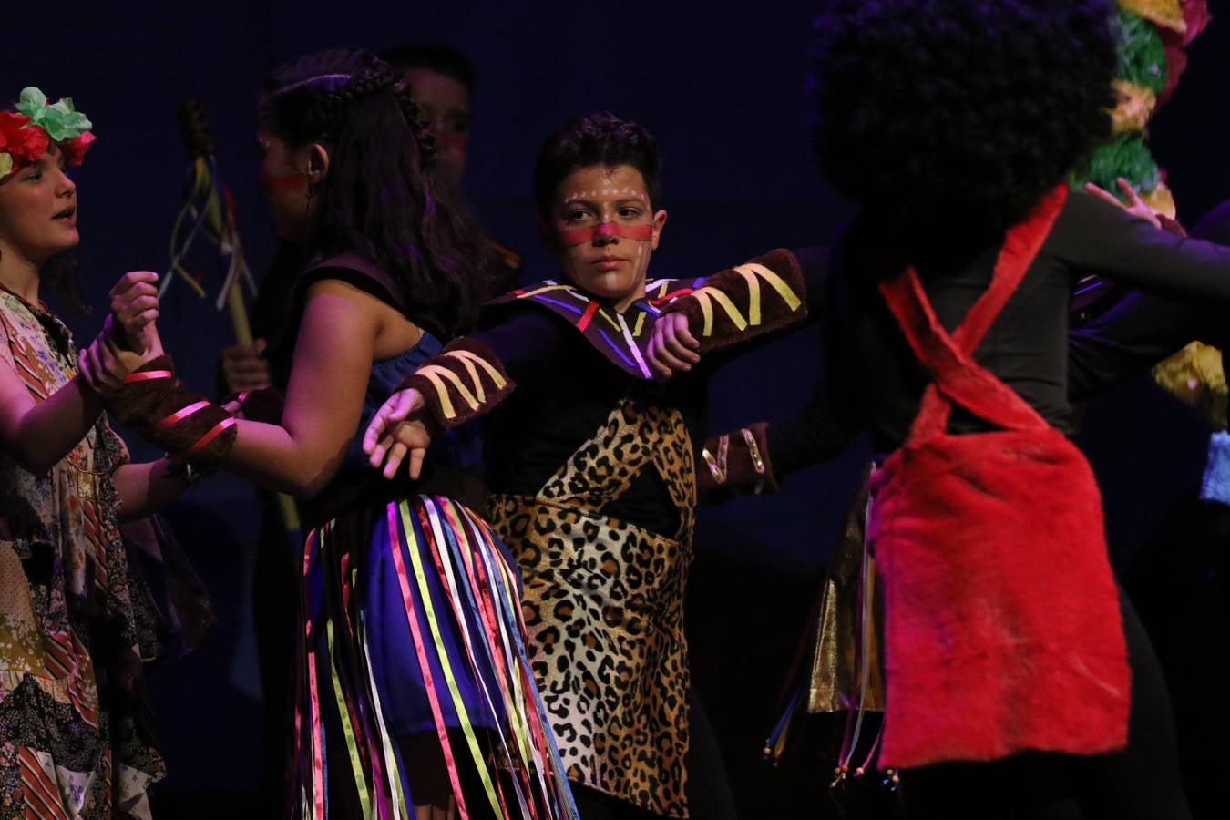 Los alumnos y alumnas de sexto de primaria del C. E. I. P. 'El Rodeo' representaron, ayer, la obra teatral benéfica 'Náufragos, el paraíso perdido', obra de Juan Miguel López Vázquez. La entrada tuvo un precio simbólico de 2 euros que irá destinado a Cruz Roja y 'Andade'. Este sábado, 6 de abril, volverán a representar la citada obra en el Cine-Teatro Balboa, a las 19:30 horas.