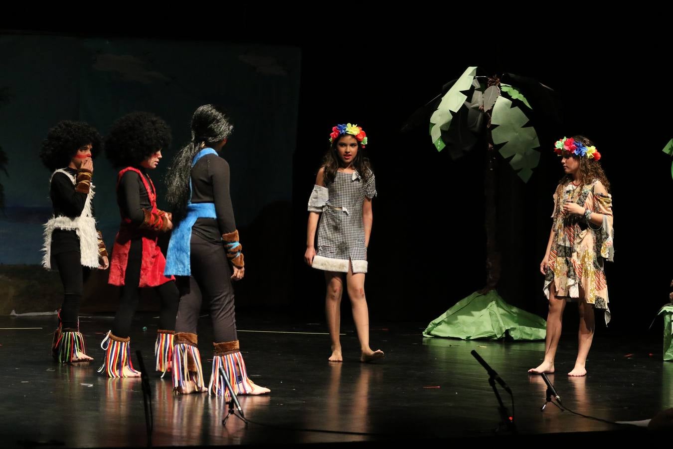 Los alumnos y alumnas de sexto de primaria del C. E. I. P. 'El Rodeo' representaron, ayer, la obra teatral benéfica 'Náufragos, el paraíso perdido', obra de Juan Miguel López Vázquez. La entrada tuvo un precio simbólico de 2 euros que irá destinado a Cruz Roja y 'Andade'. Este sábado, 6 de abril, volverán a representar la citada obra en el Cine-Teatro Balboa, a las 19:30 horas.