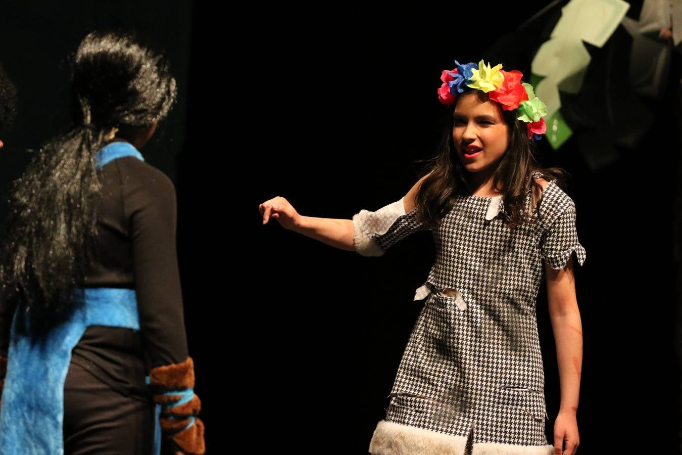 Los alumnos y alumnas de sexto de primaria del C. E. I. P. 'El Rodeo' representaron, ayer, la obra teatral benéfica 'Náufragos, el paraíso perdido', obra de Juan Miguel López Vázquez. La entrada tuvo un precio simbólico de 2 euros que irá destinado a Cruz Roja y 'Andade'. Este sábado, 6 de abril, volverán a representar la citada obra en el Cine-Teatro Balboa, a las 19:30 horas.